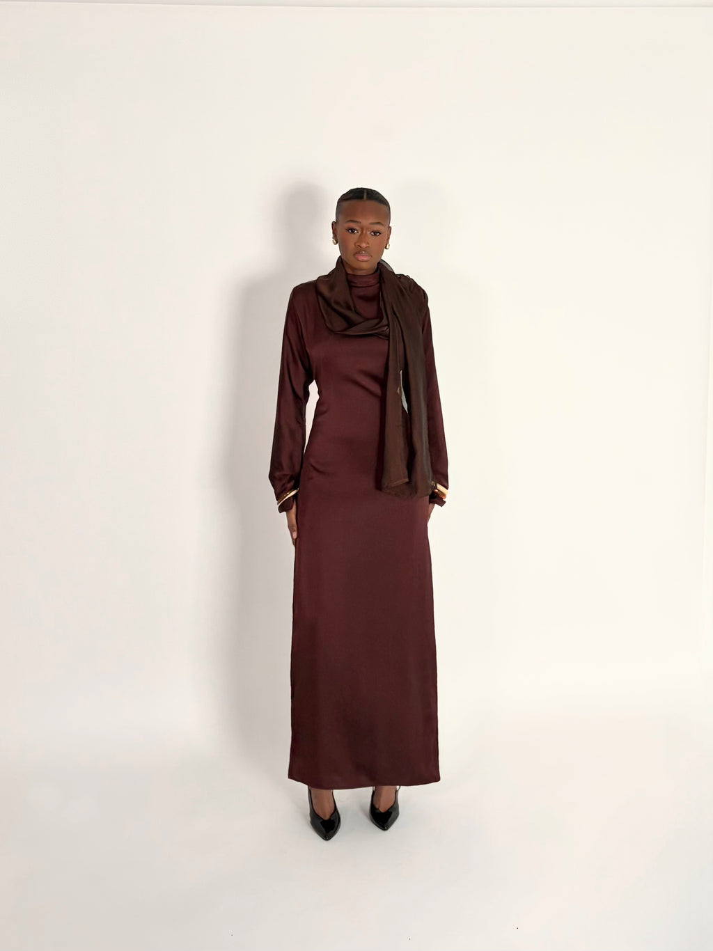 ROBE LONGUE SATIN DE SOIE COL MONTANT