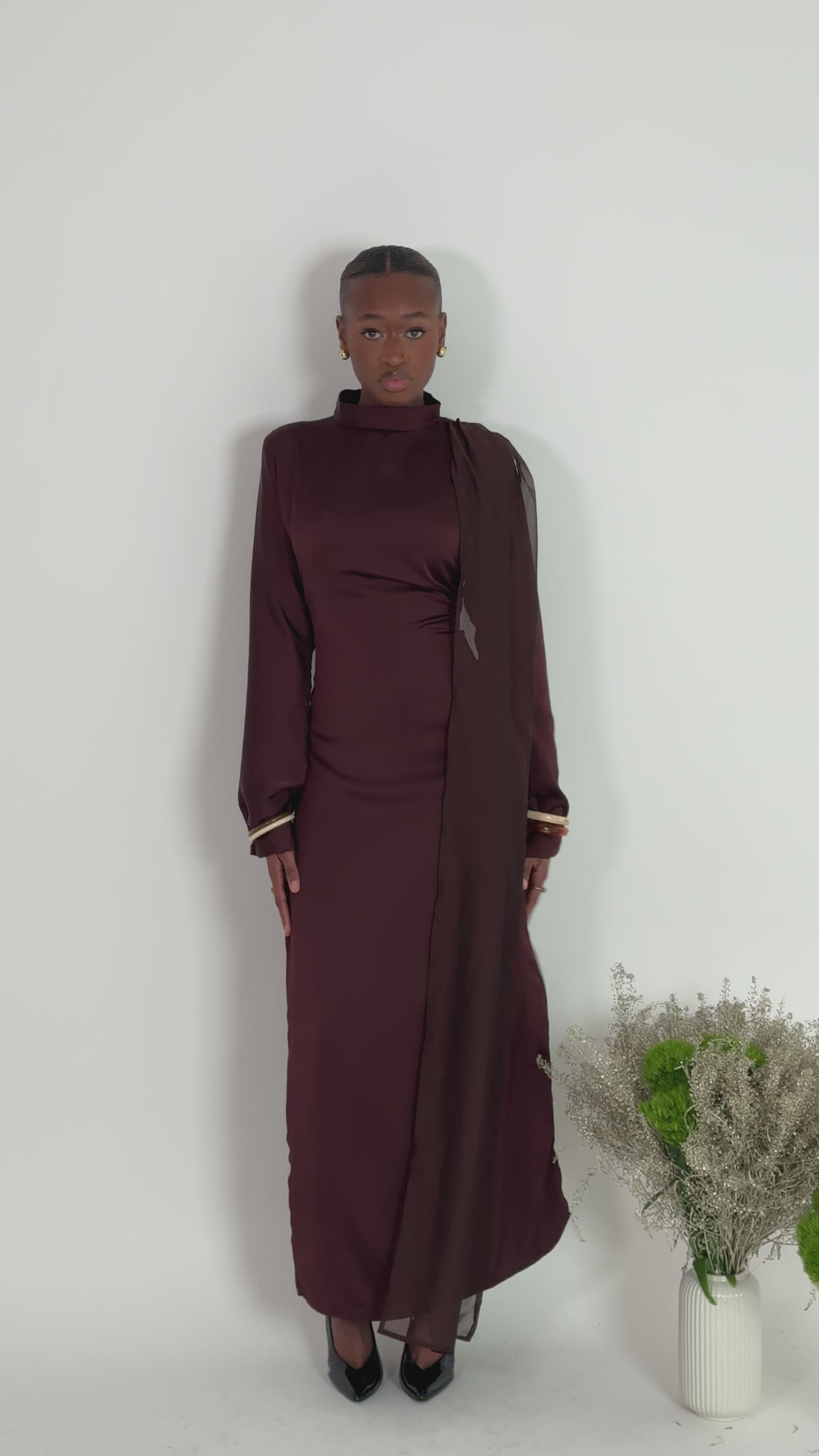 ROBE LONGUE SATIN DE SOIE COL MONTANT